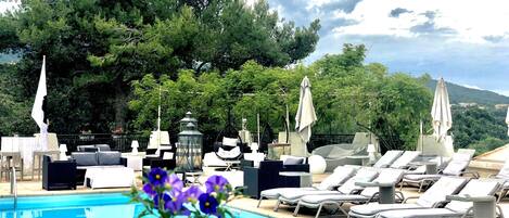 Seasonal outdoor pool, open 9:00 AM to 7:00 PM, pool umbrellas