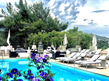 Seasonal outdoor pool, open 9:00 AM to 9:00 PM, pool umbrellas. Hôtel Acqua Dolce