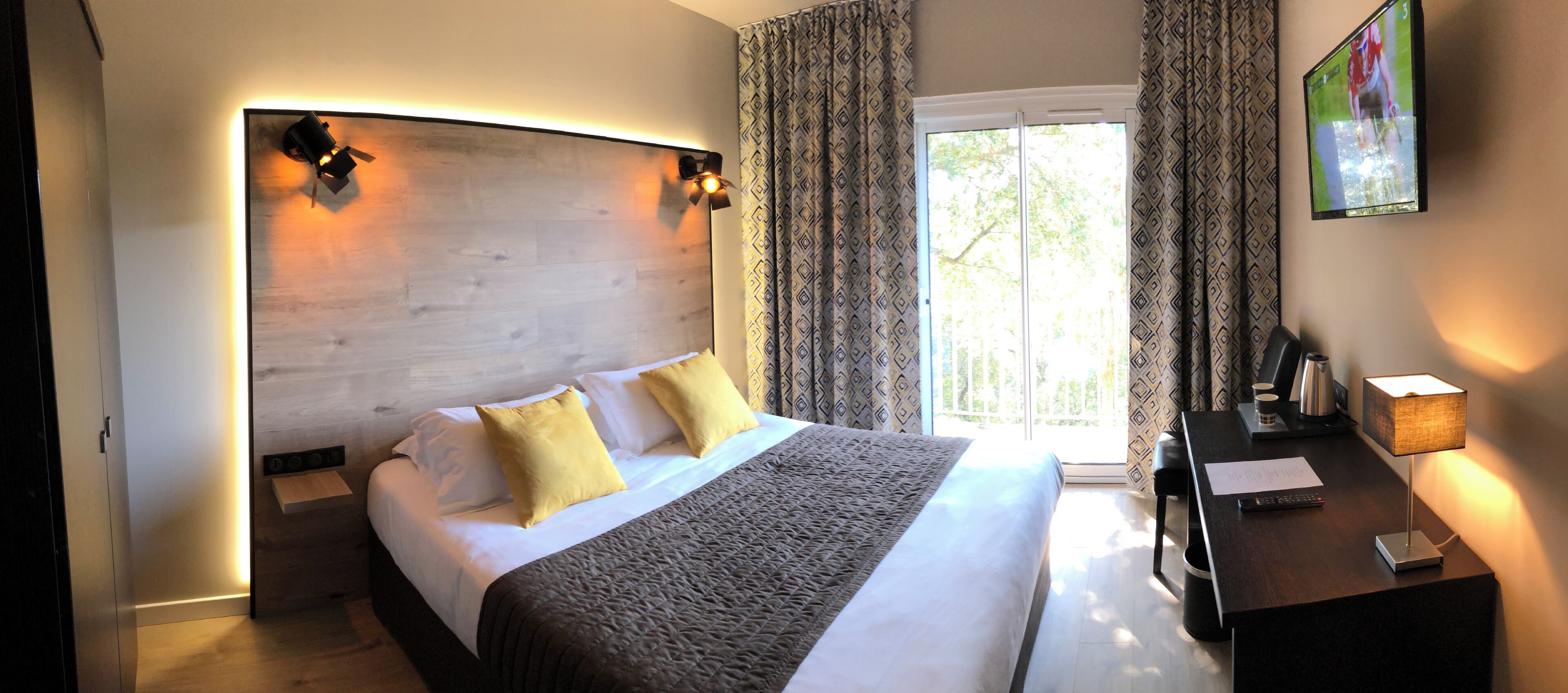 Chambre supérieure double | Coffre-fort, système d’insonorisation, accès au Wi-Fi (inclus)