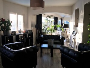 Coin salon dans le hall