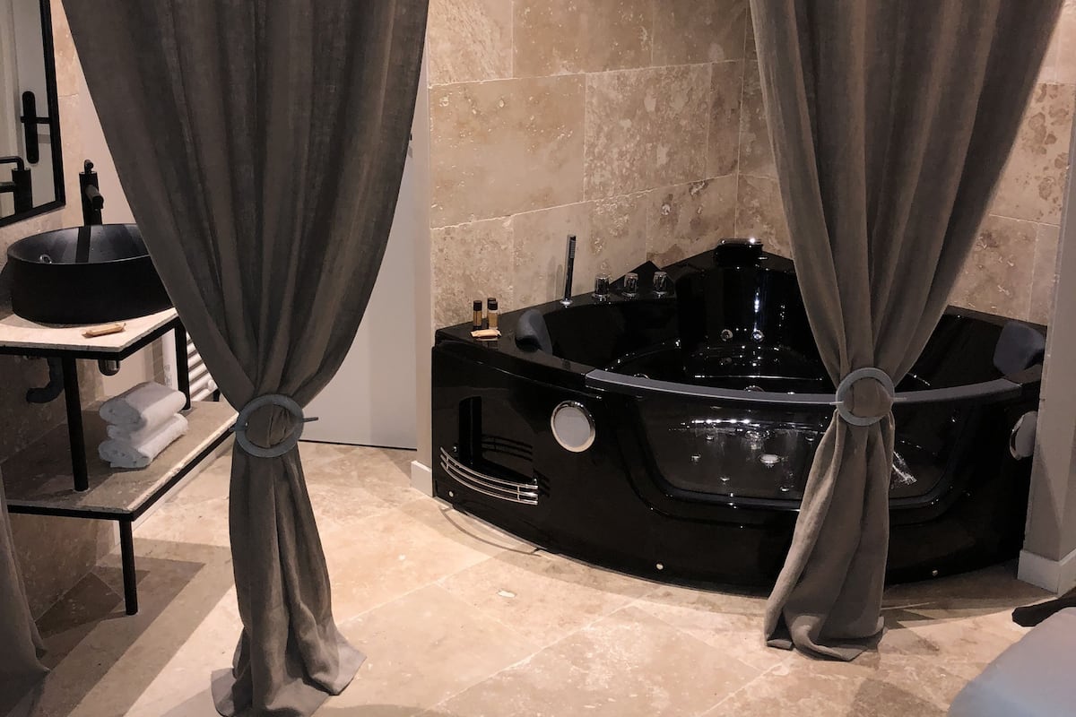 deluxe double room, hot tub | private spa tub
