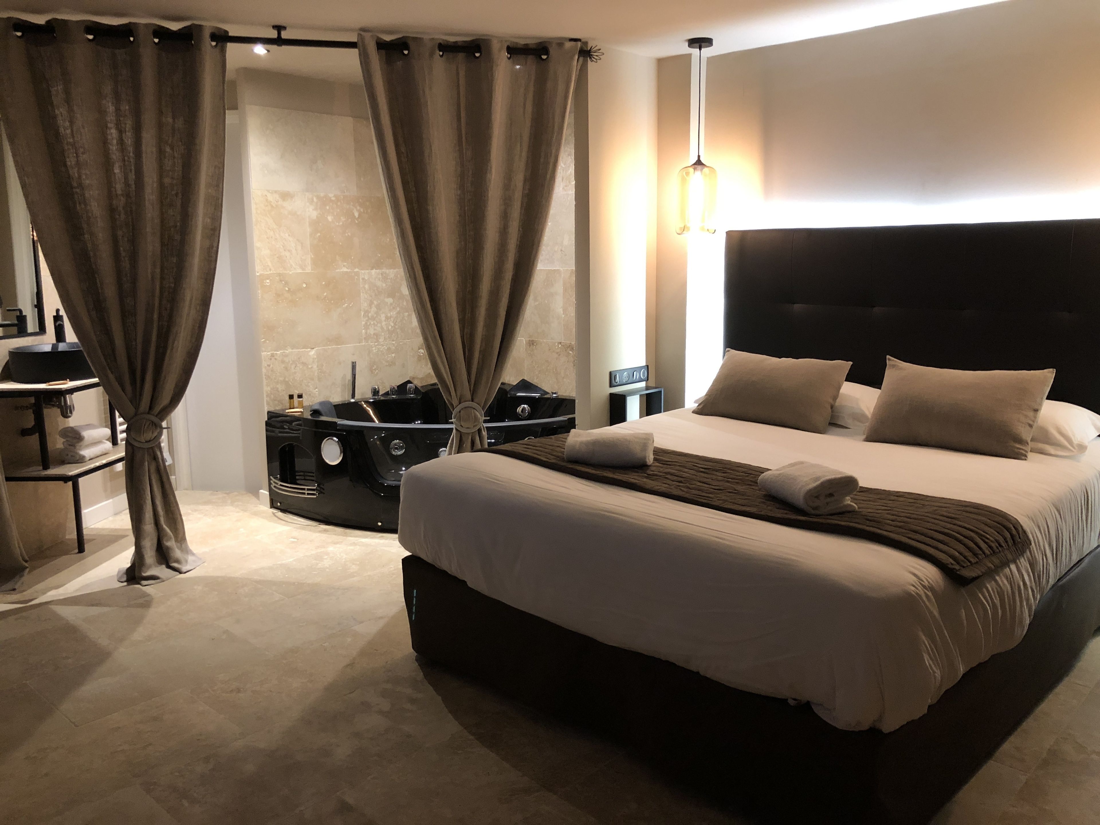 deluxe double room, hot tub | 1 bedroom, in-room safe, soundproofing, free wifi