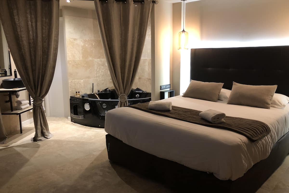 deluxe double room, hot tub | 1 bedroom, in-room safe, soundproofing, free wifi