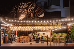 Der serveres morgenmad og internationale retter med udsigt til poolen 