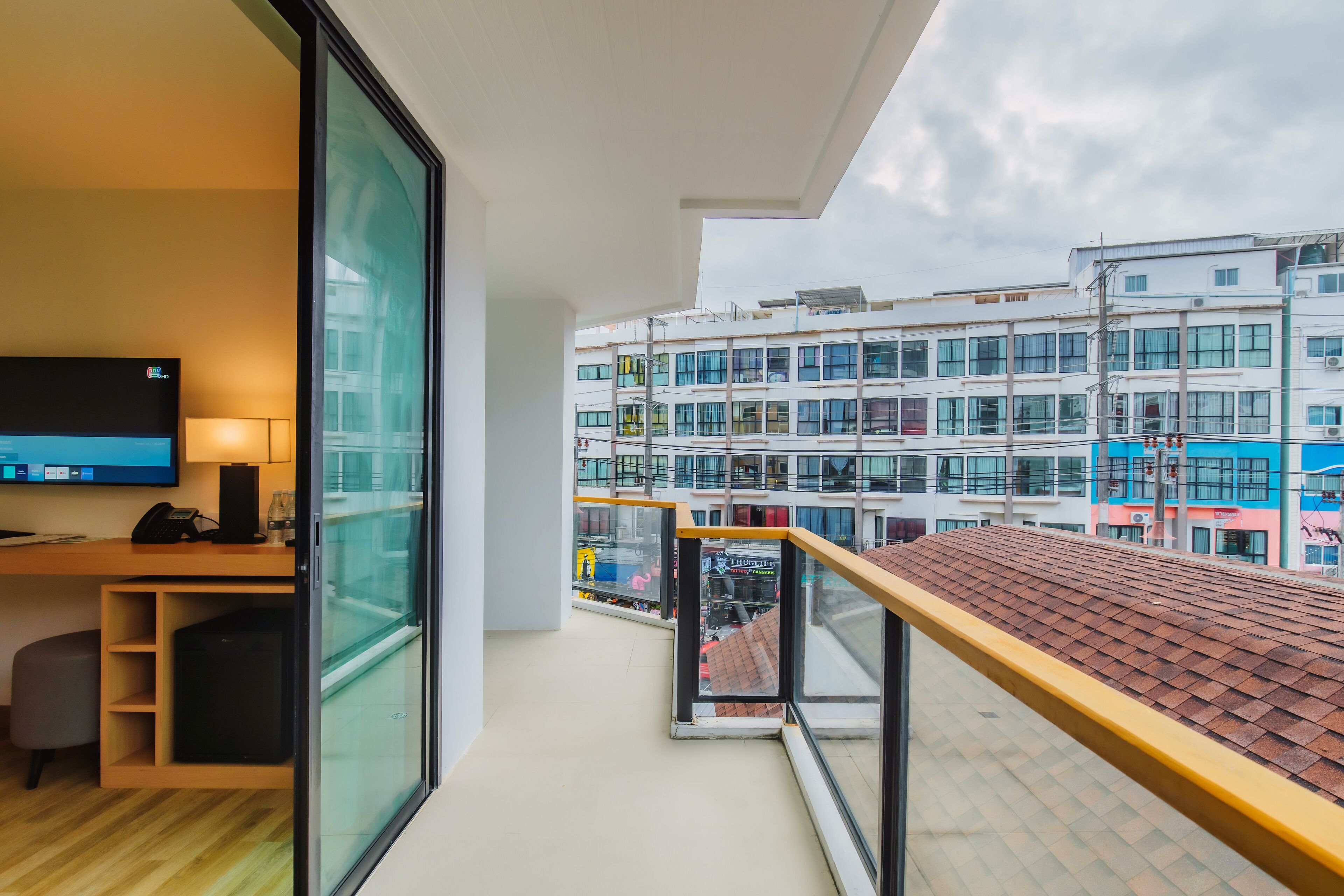 suite room with mountain view | balcony