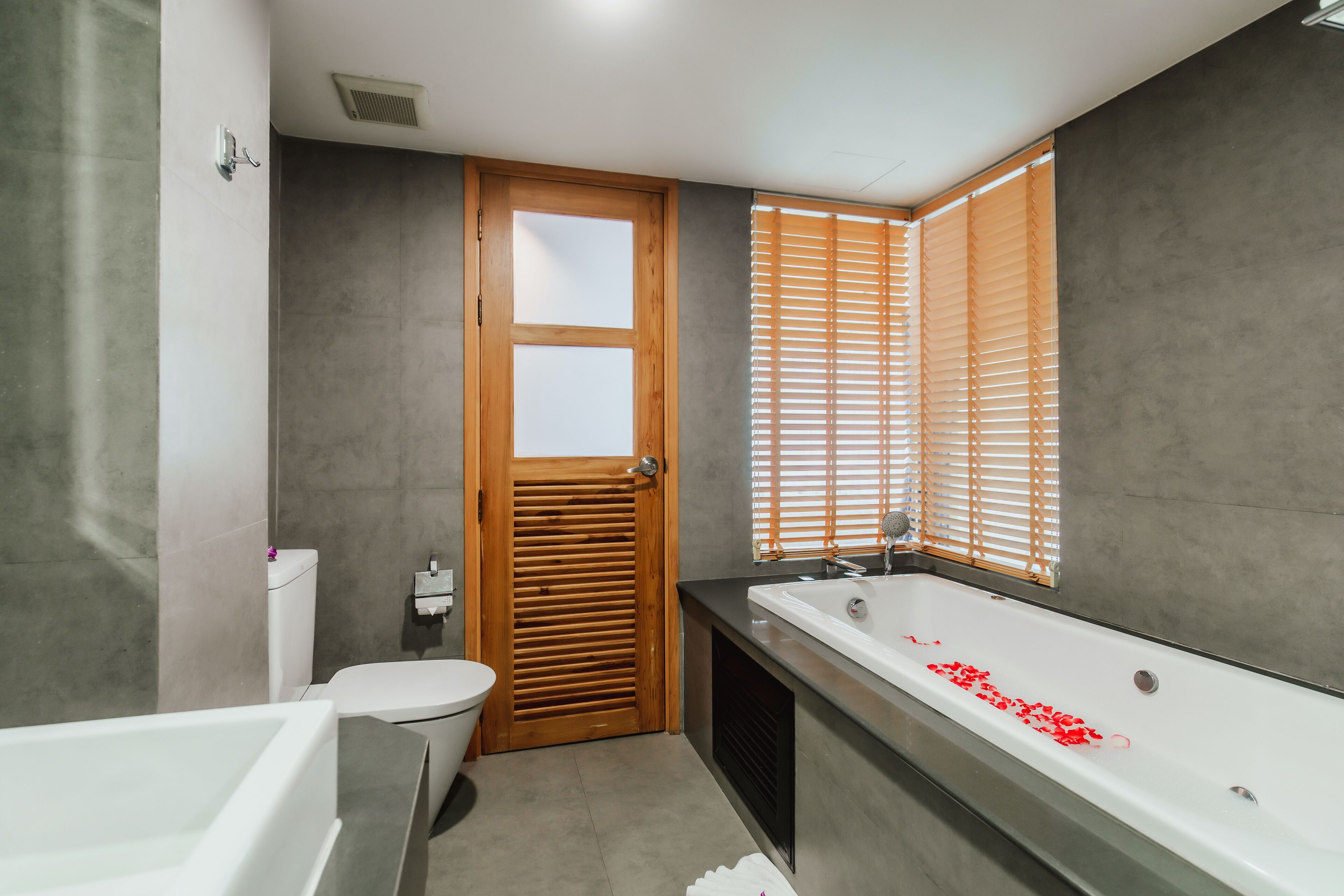 suite room with mountain view | bathroom | free toiletries, hair dryer, bathrobes, slippers