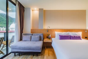 In-room safe, individually decorated, individually furnished, desk - The Lunar Patong (Patong)