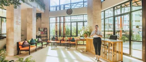 Coin salon dans le hall