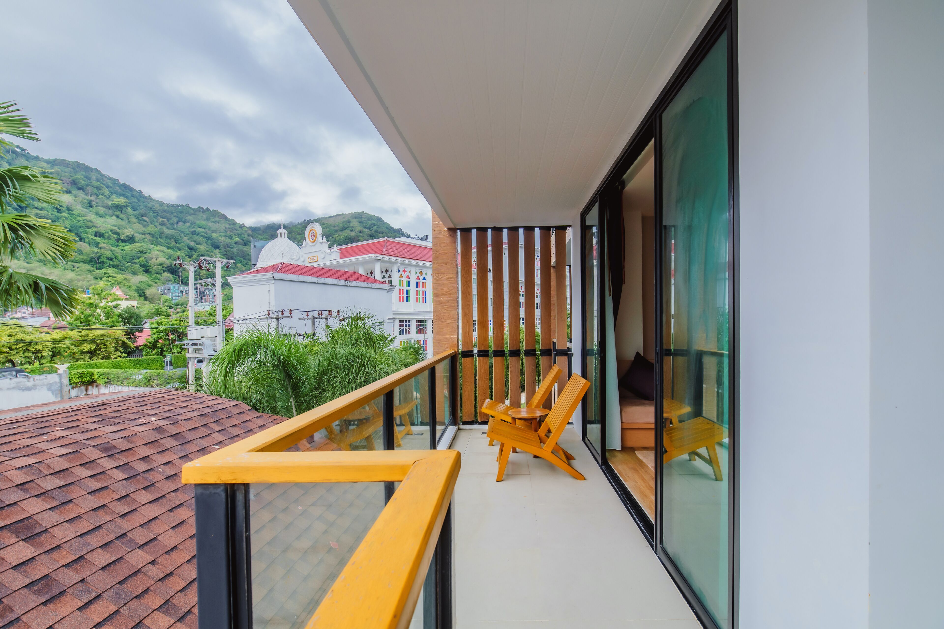 suite room with mountain view | balcony