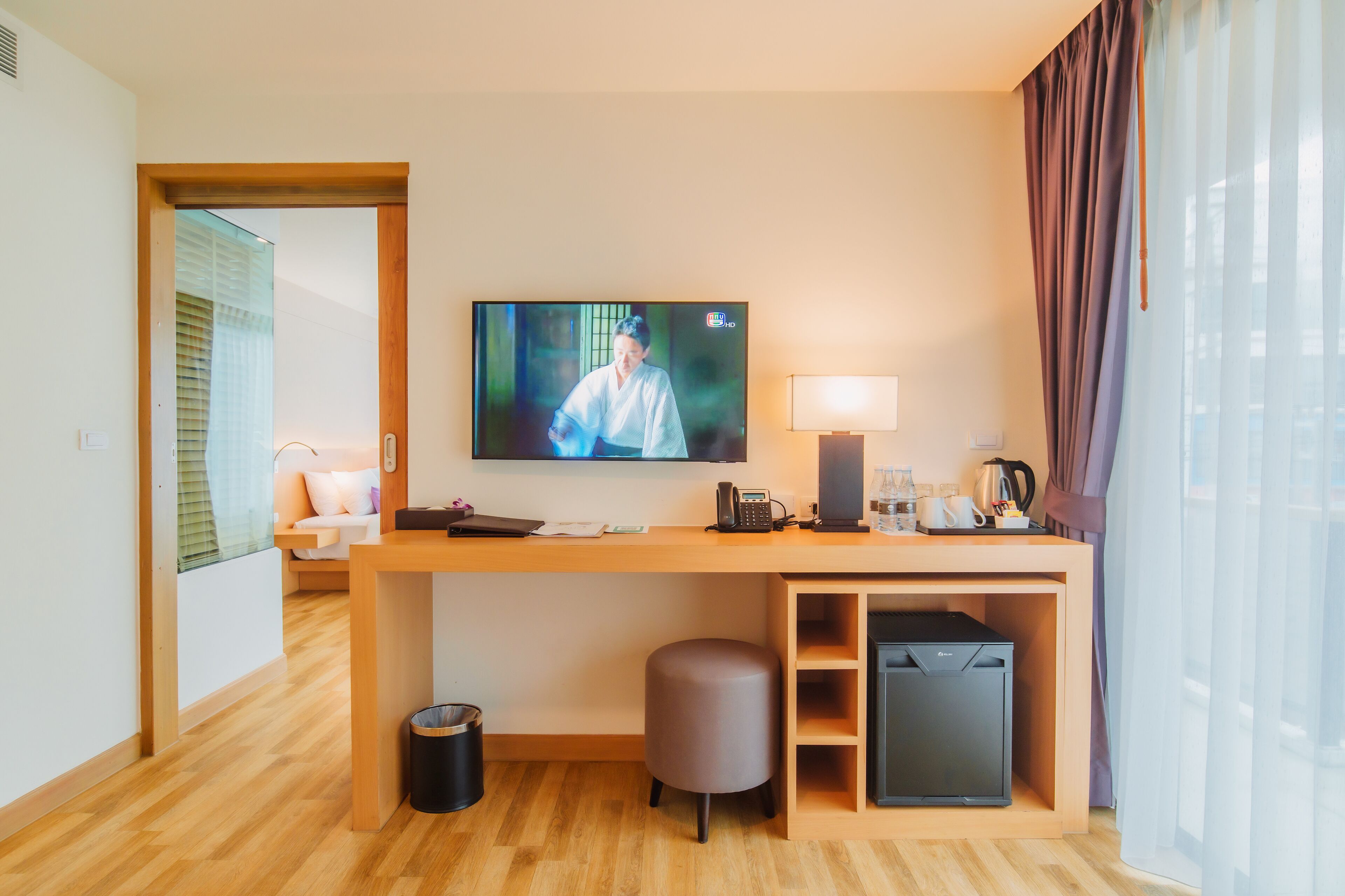 suite room with mountain view | room amenity