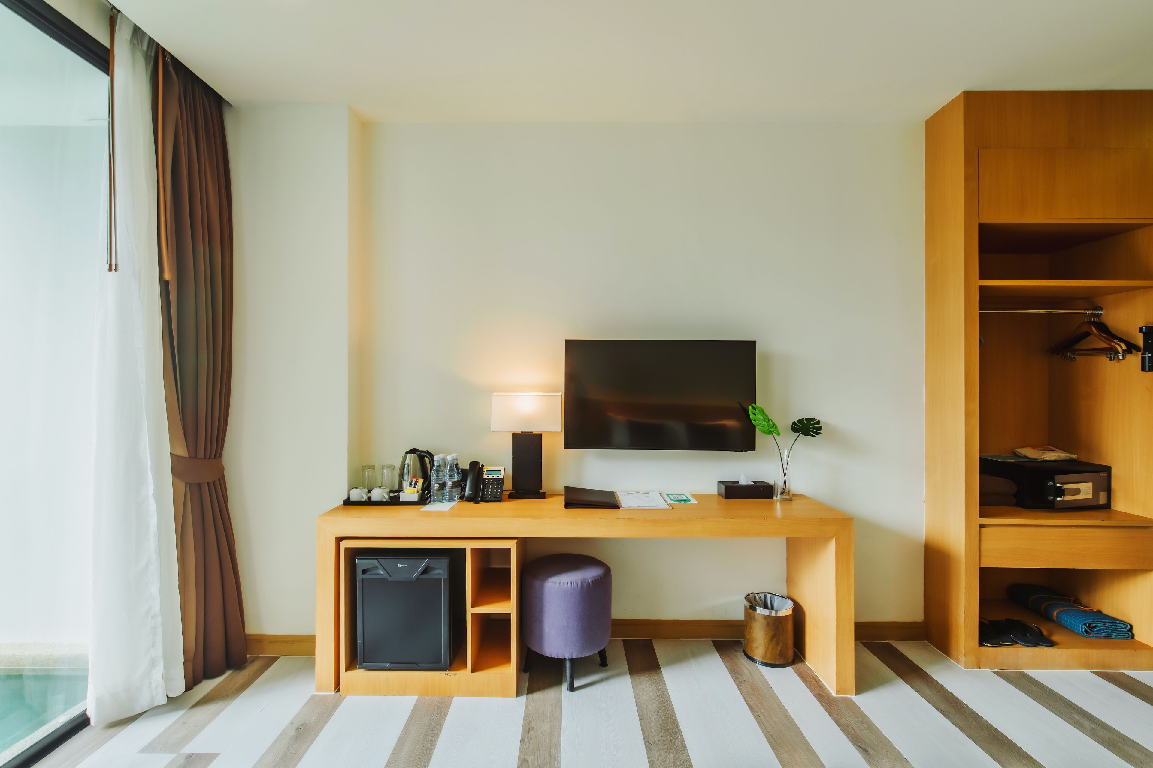 classic pool access king room | room amenity