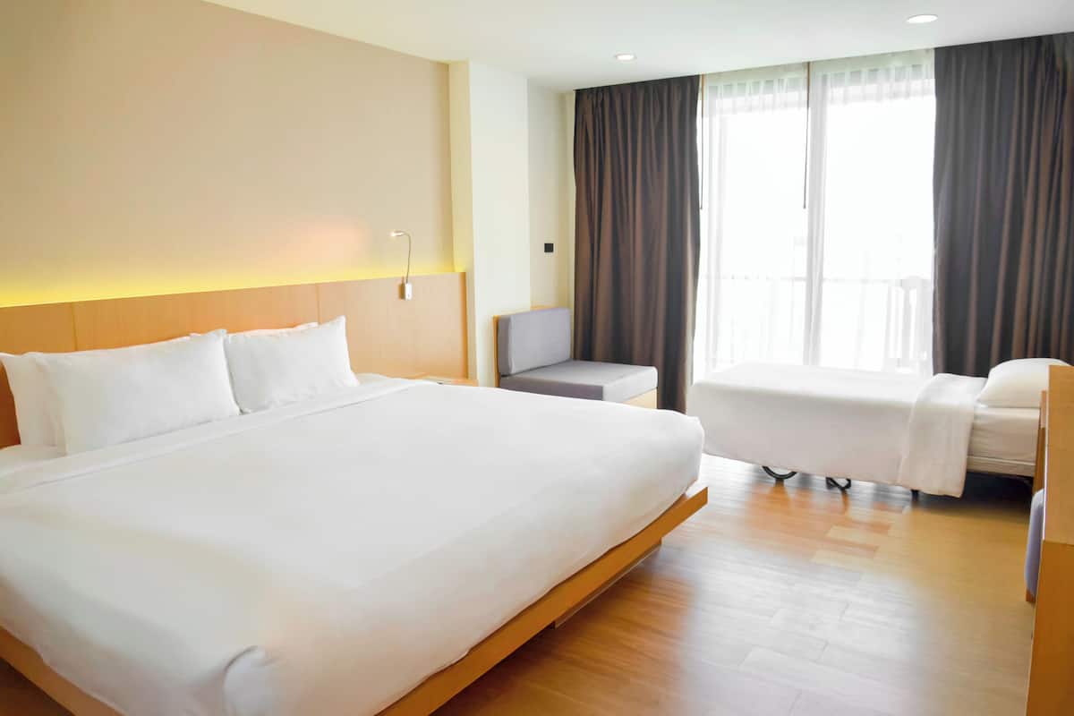 Family Executive Room with Balcony | 1 bedroom, free minibar items, in-room safe, individually decorated