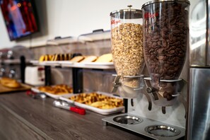 بوفيه فطور يوميًا بتكلفة قدرها (6.90 EUR للشخص)