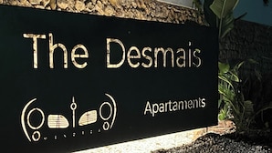 Letrero de 'The Desmais Apartments' con un diseño sencillo y elegante.