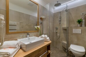 Articles de toilette gratuits, sèche-cheveux, peignoirs