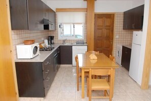 Villa, 2 habitaciones | Cocina privada | Refrigerador con congelador, microondas, horno y parrilla de estufa 