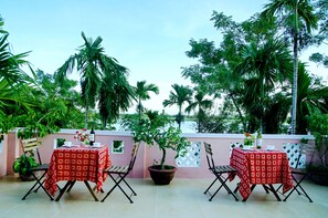 Deluxe Double Room | In-room dining