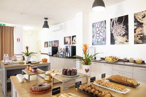 Free daily buffet breakfast