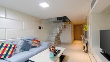 Appartement Duplex Ville | Coin séjour | TV connectée de 42 cm avec chaînes numériques