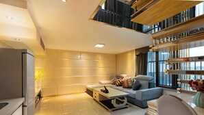 Una sala de estar moderna con un sofá, una mesa de centro y una estantería.