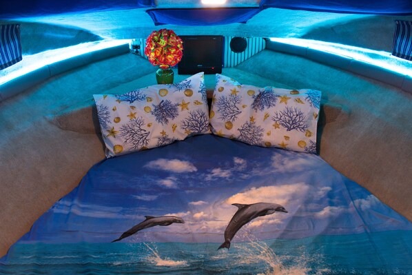 Double Room, Overwater | Hypo-allergenic bedding, down comforters, individually decorated - Boat Sissi Cagliari (Cagliari)