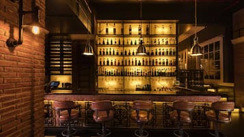 2 bars/lounges