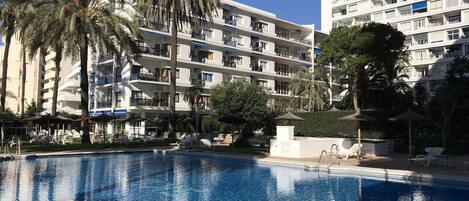 2 outdoor pools, pool loungers