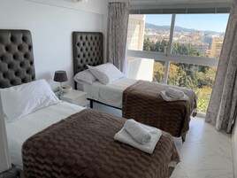 Luxe appartement, 2 slaapkamers | Woonkamer | Een flatscreentelevisie