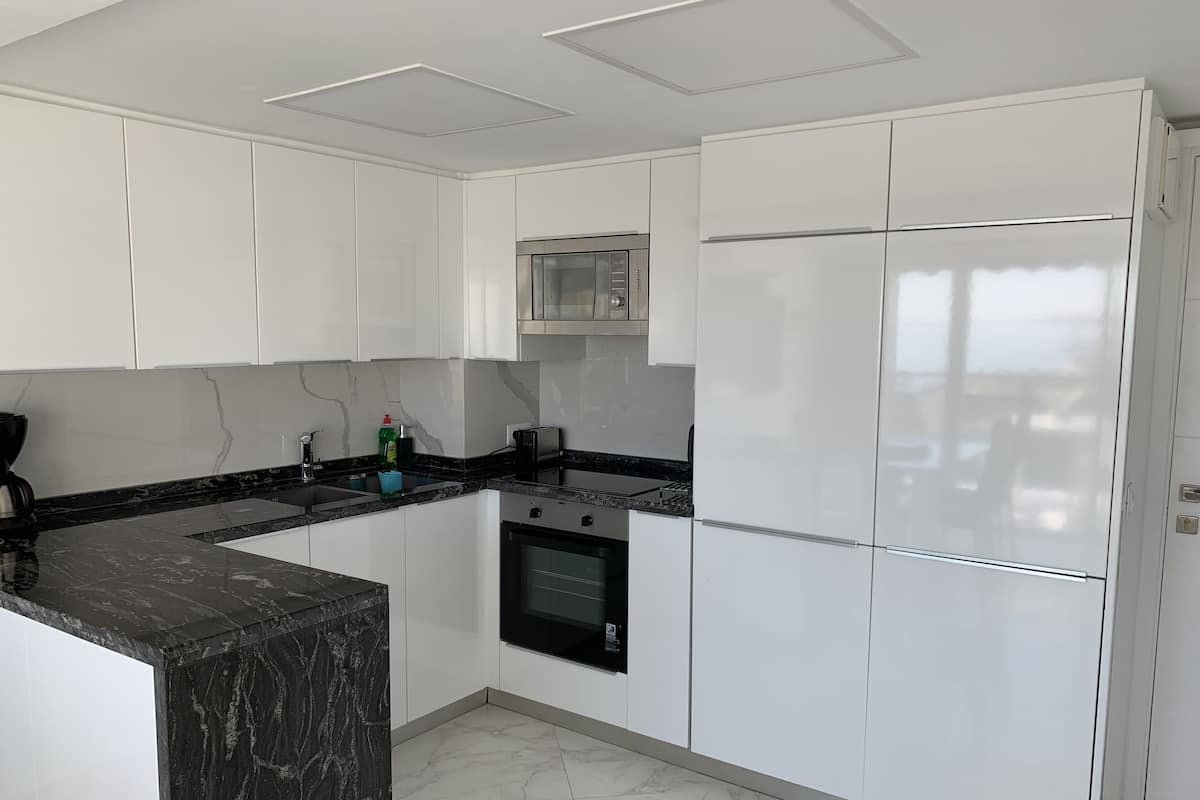 Luxury Apartment, 2 Bedrooms | Private kitchenette | Fridge, microwave, oven, stovetop