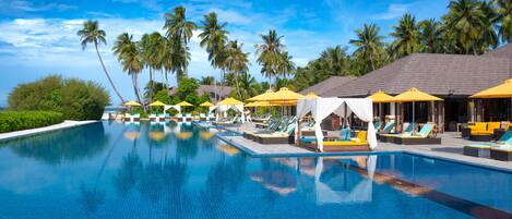 2 kolam renang terbuka, payung kolam, kerusi lepak pantai