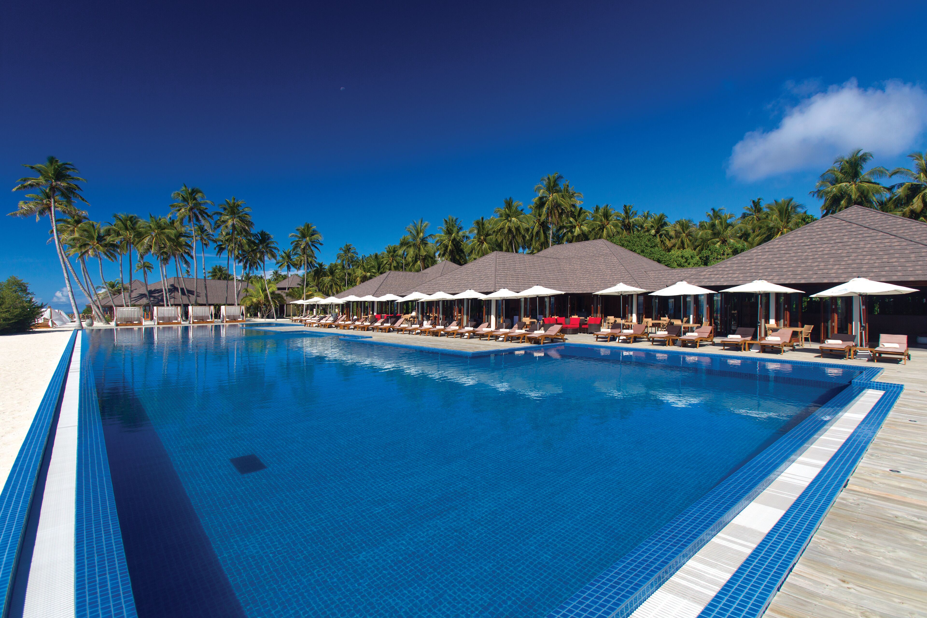 2 piscinas externas, funciona das 9h às 19h, guarda-sóis