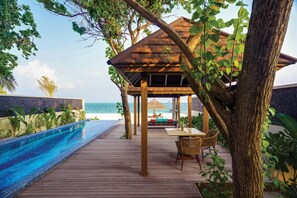 Kanifushi Grand Pool Villa | Terraza o patio