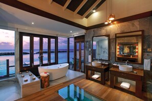 Sunset Water Villa with Pool | Salle de bain