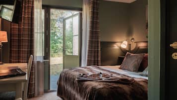 Standard dubbelrum - 1 queensize-sÀng | VÀrdeförvaringsskÄp pÄ rummet, skrivbord och mörklÀggningsgardiner