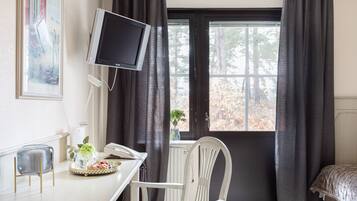 Economy dubbelrum - 1 queensize-säng | Värdeförvaringsskåp på rummet, skrivbord och mörkläggningsgardiner