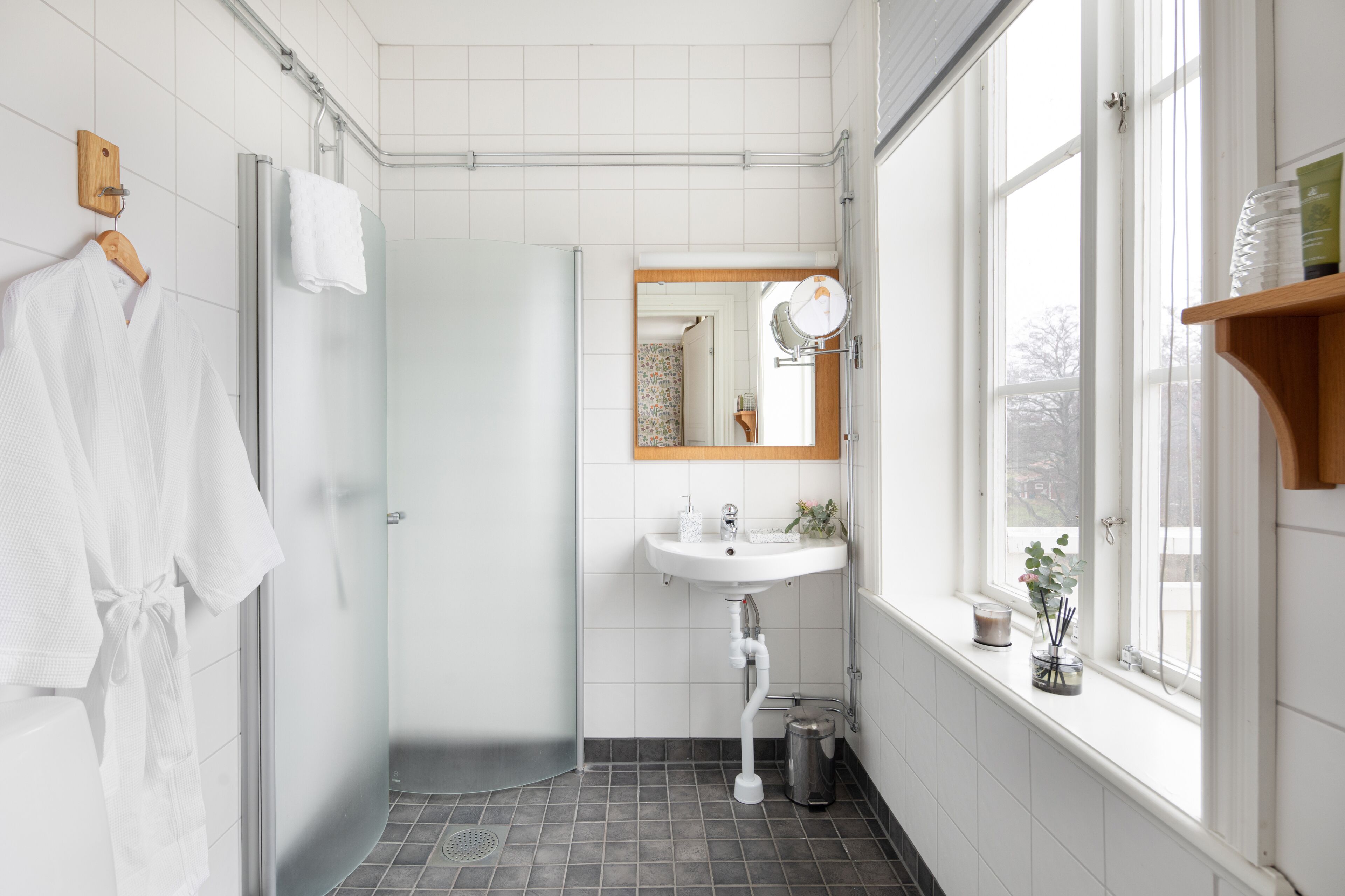 superior double room | bathroom | shower, free toiletries, towels