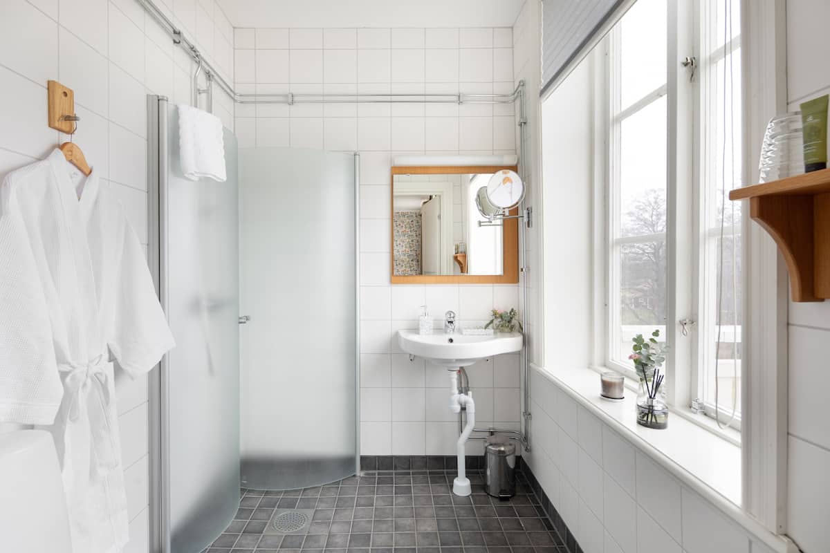 superior double room | bathroom | shower, free toiletries, towels