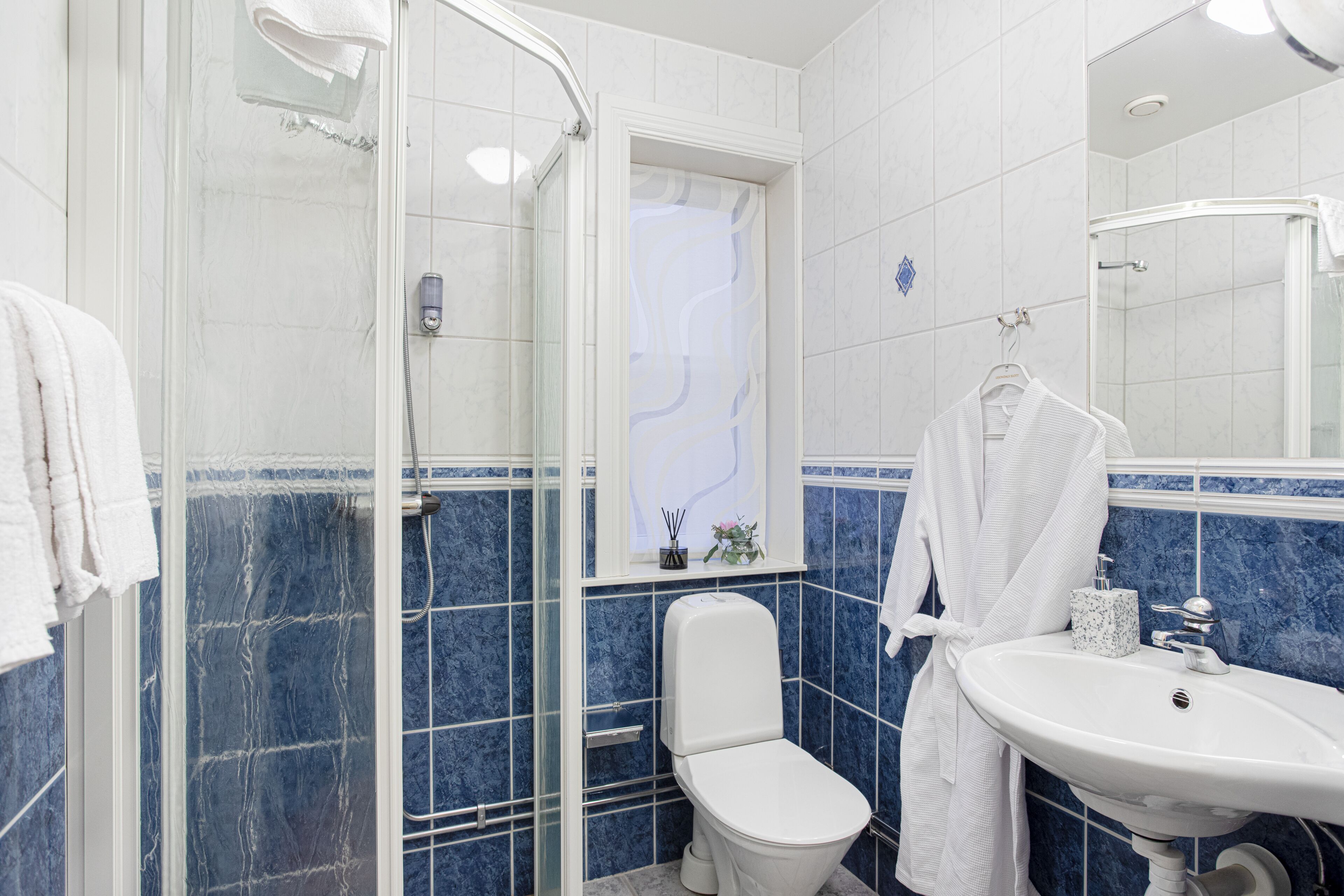 shower, free toiletries, towels