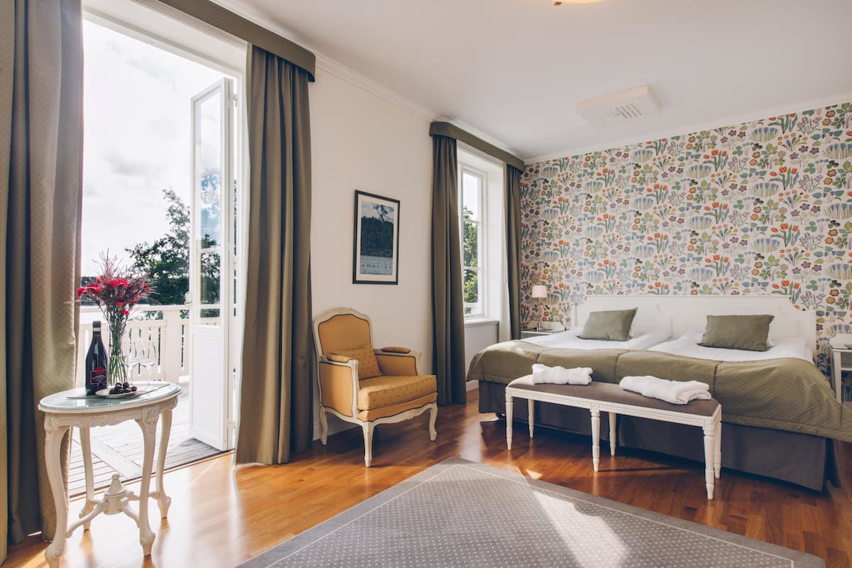 In-room safe, desk, blackout curtains, free WiFi