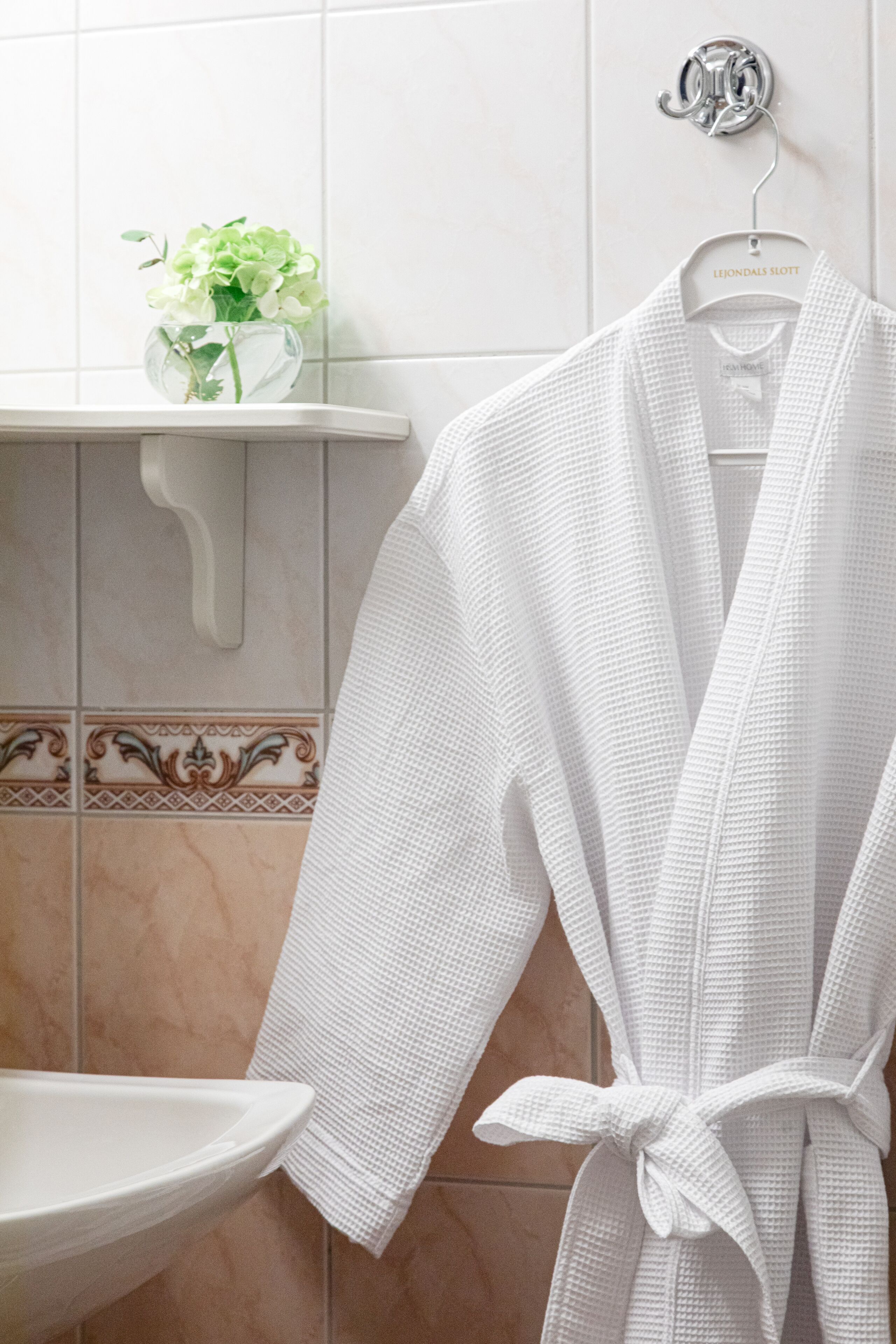 shower, free toiletries, towels