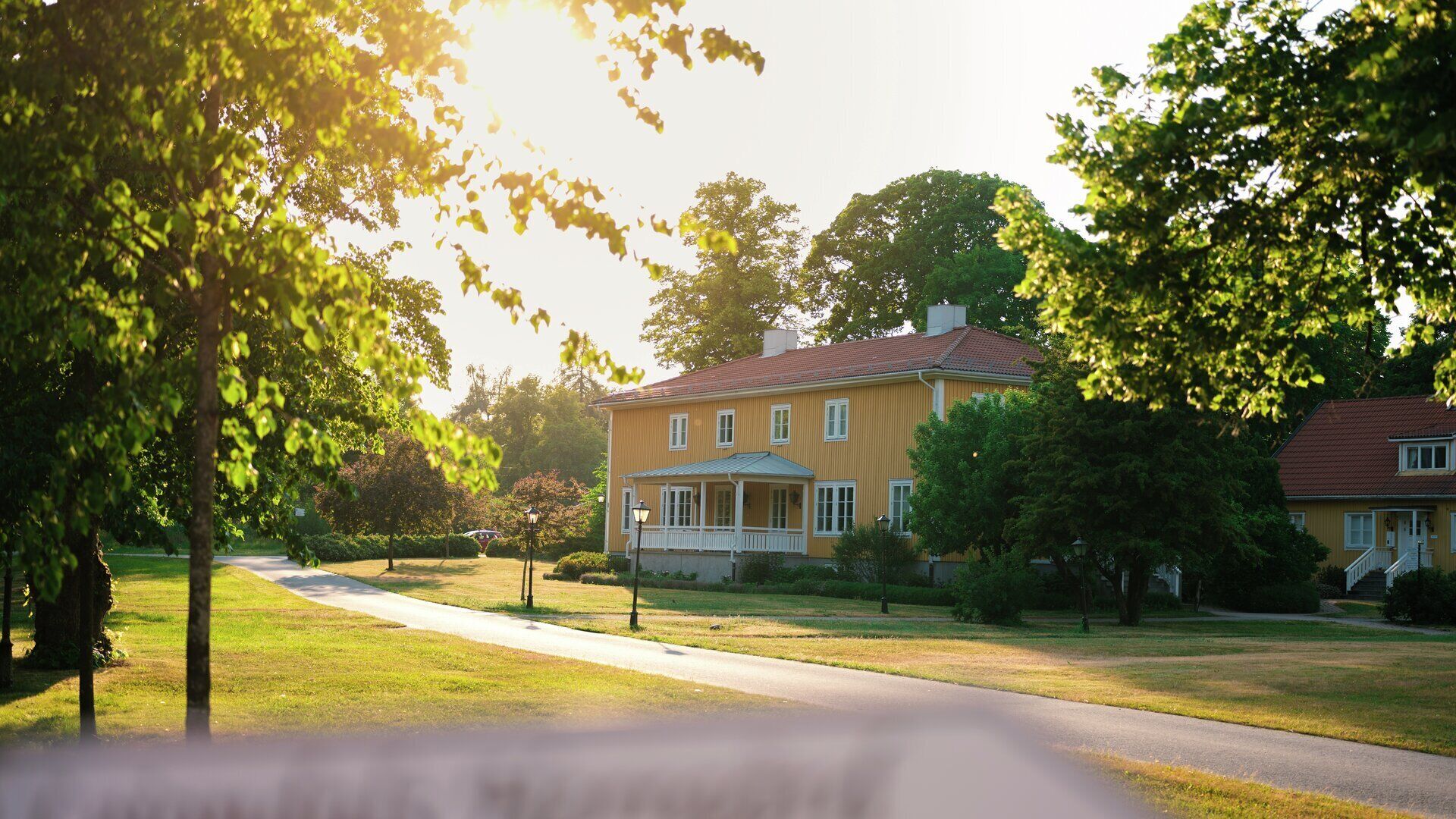 Superior dubbelrum eller tvåbäddsrum | Värdeförvaringsskåp på rummet, skrivbord och mörkläggningsgardiner