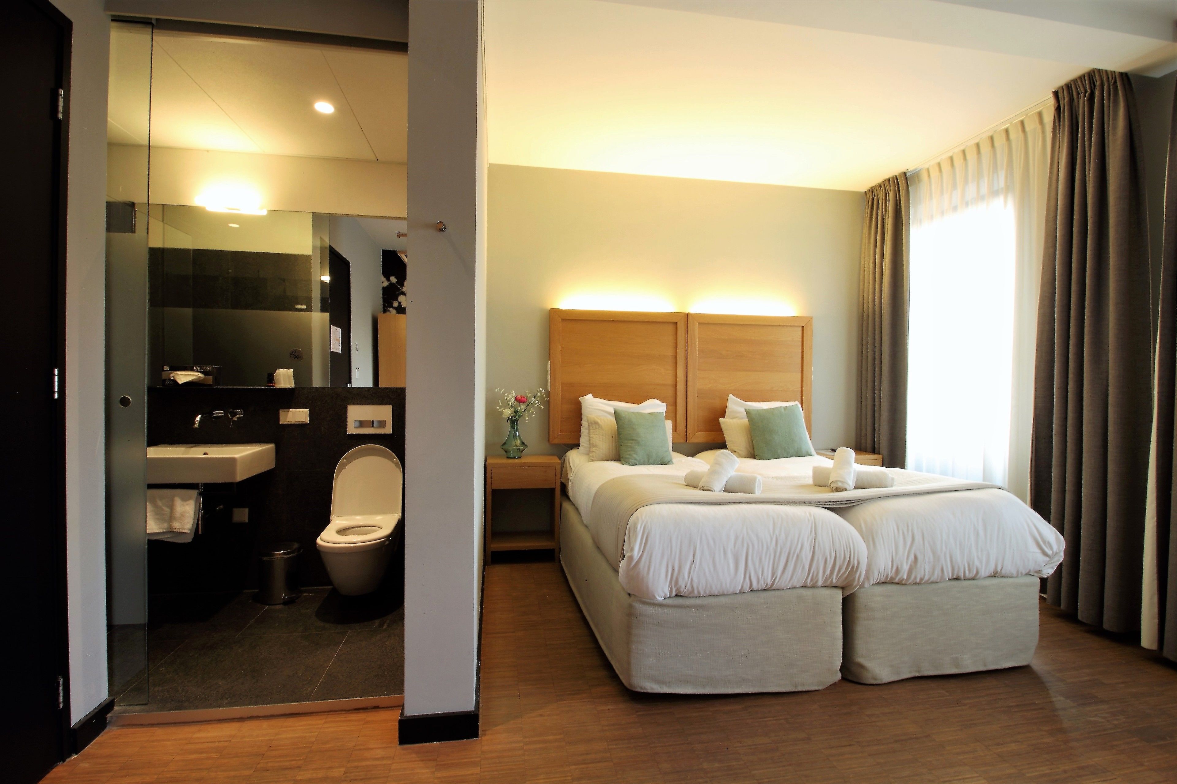 Deluxe Double or Twin Room | In-room safe, desk, blackout drapes, iron/ironing board