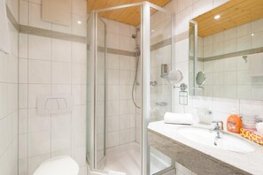 Habitación junior con 2 camas individuales | Baño | Ducha, artículos de higiene personal gratuitos y secador de pelo