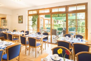 Junior Twin Room | In-room dining - Hotel Blume (Freiburg im Breisgau)