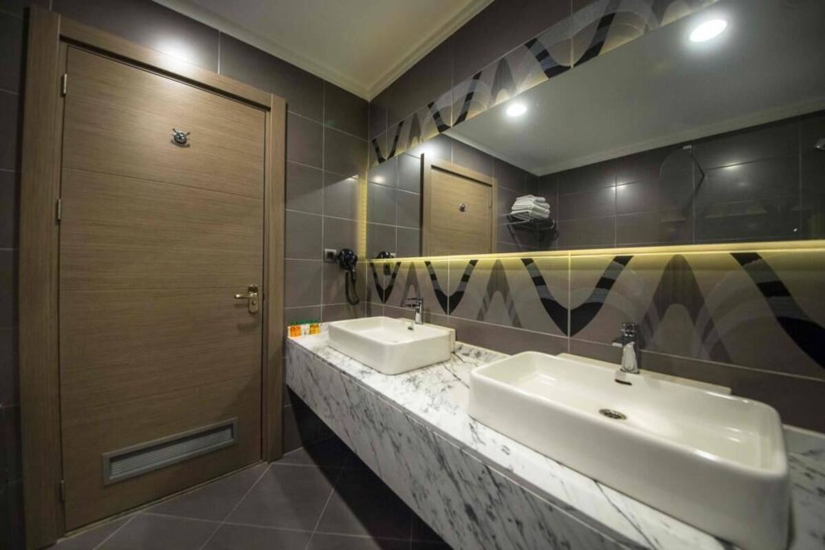 Badezimmer | Dusche, kostenlose Toilettenartikel, Haartrockner, BademÀntel