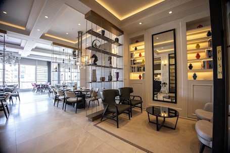Breakfast, lunch and dinner served . Hilly Hotel