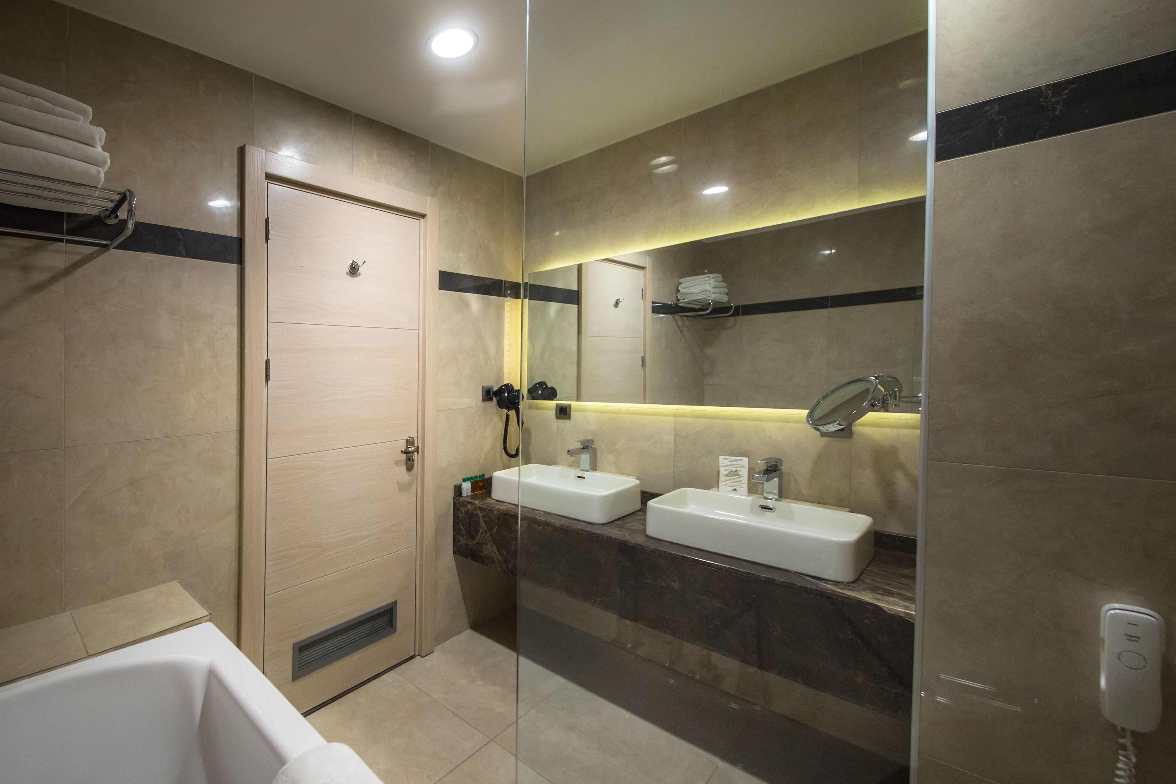 suite | jetted bathtub