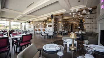 Melayani sarapan, makan siang, dan makan malam