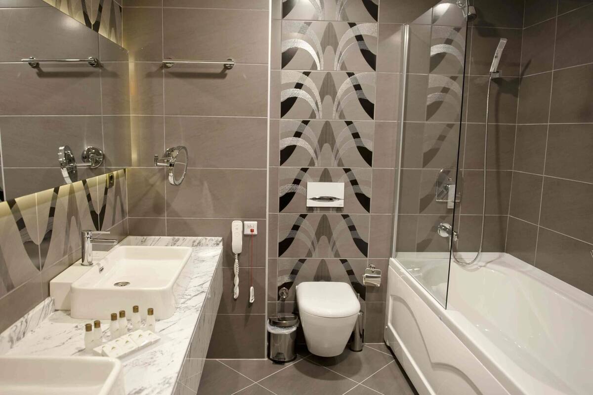 Badezimmer | Dusche, kostenlose Toilettenartikel, Haartrockner, BademÀntel