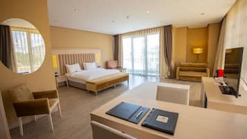 Suite | Seprai premium, minibar, brankas, dan meja kerja